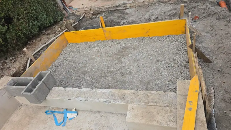 Schalung und Fundament für eine Außentreppe