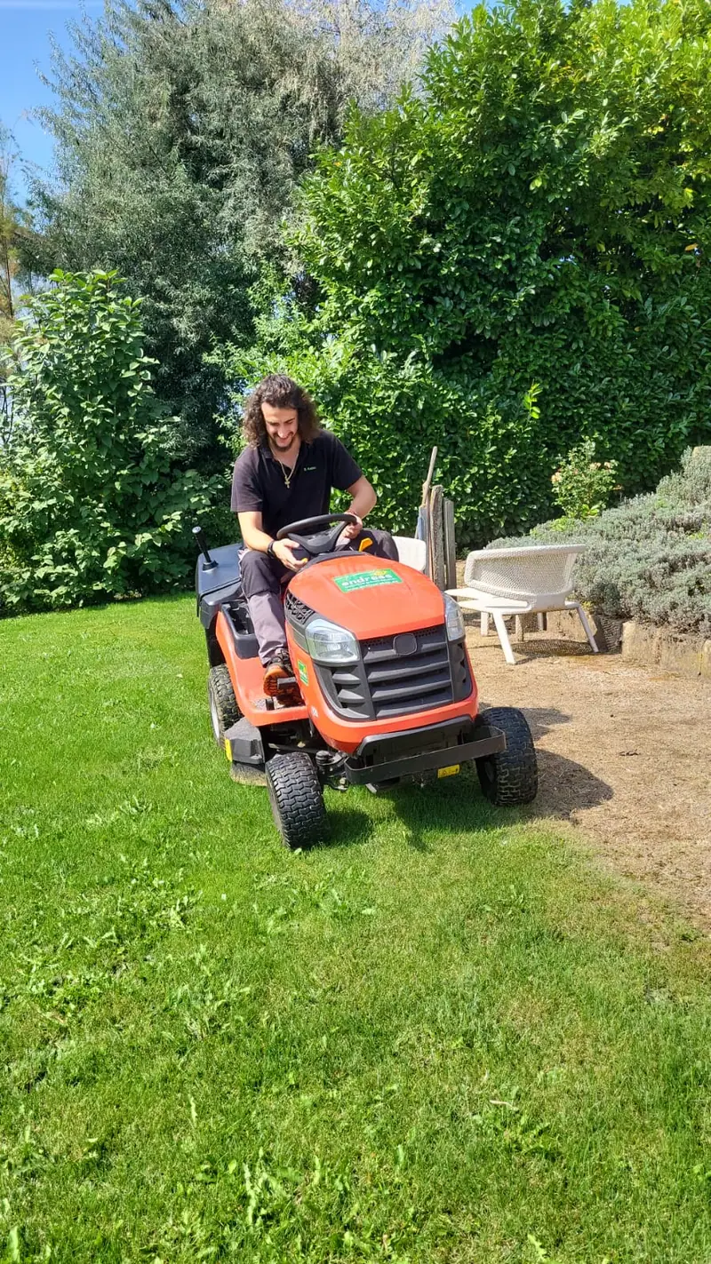 Rasenmähen mit dem Aufsitzmäher in einem Privatgarten im Landkreis Ludwigsburg