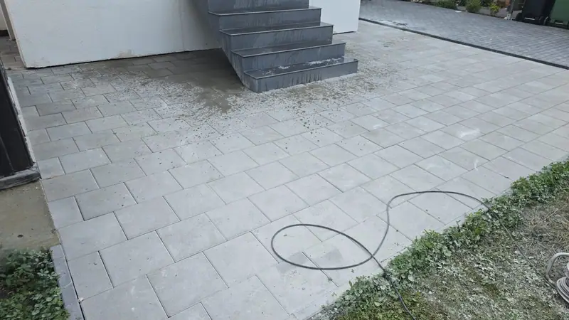 Fertige Terrasse mit Außentreppe aus Betonstein