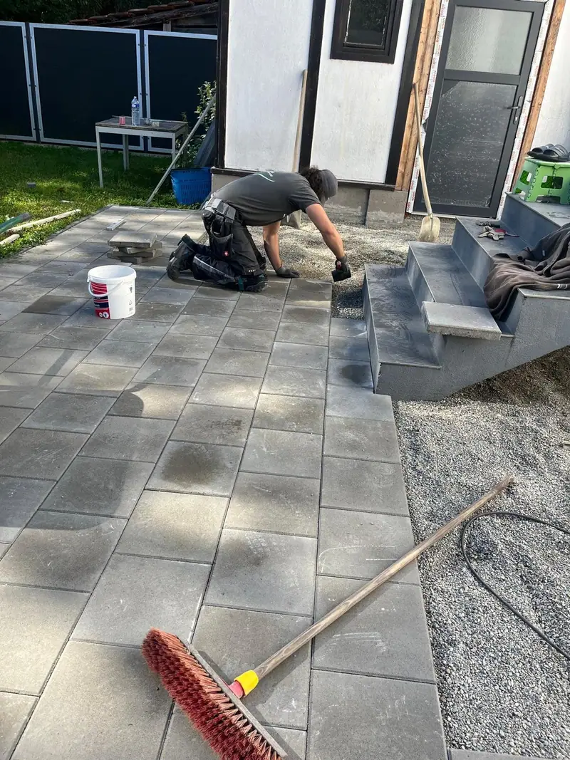 Verlegen von Terrassenplatten und Außentreppe